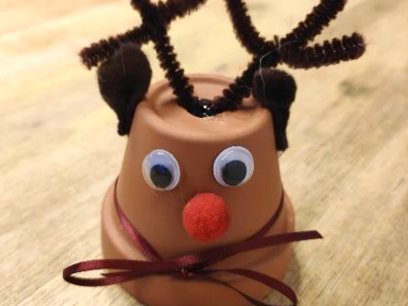 Bastelarbeit am Adventsmarkt